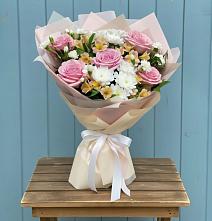 Букет цветов из:  Гвоздики, Орхидеи и Розы в Губино