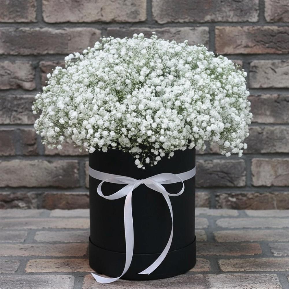 Цветочная композиция из Гипсофила в шляпной коробке в Губино