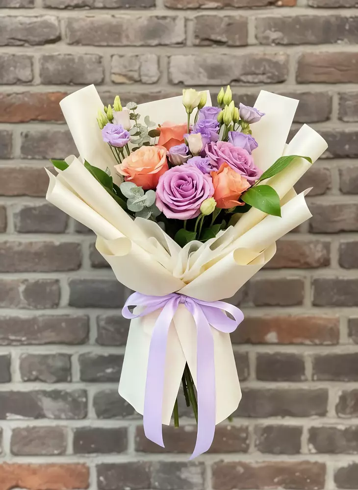 Букет цветов из: Лизиантусы и Розы в Губино