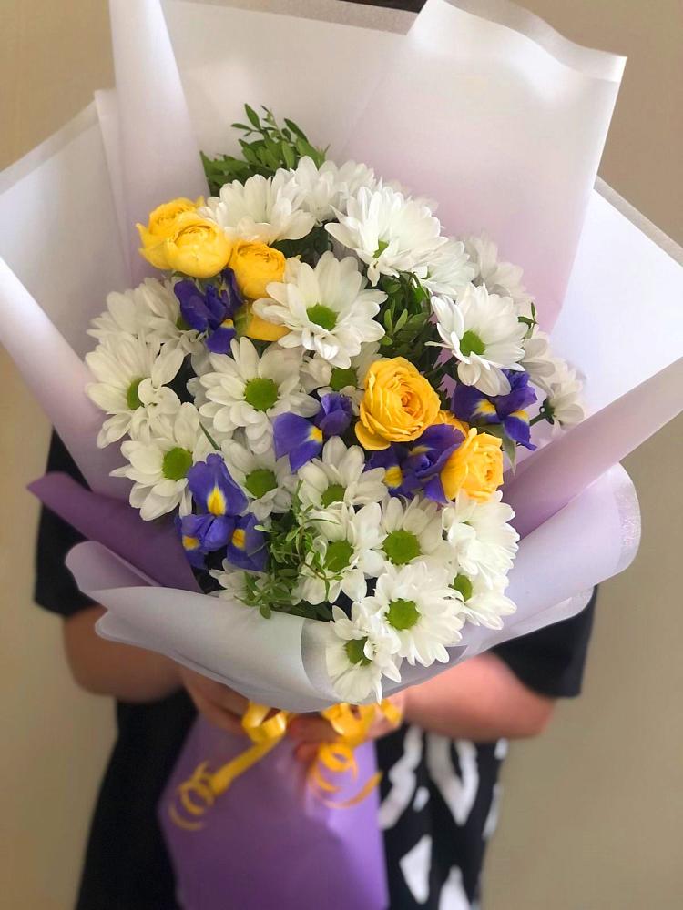 Букет цветов из: Ирисы, Хризантемы и Розы в Губино