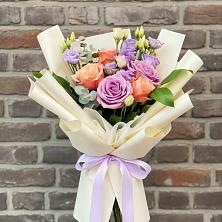 Букет цветов из:  Лизиантусы и Розы в Губино