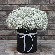 Цветочная композиция из Гипсофила в шляпной коробке в Губино